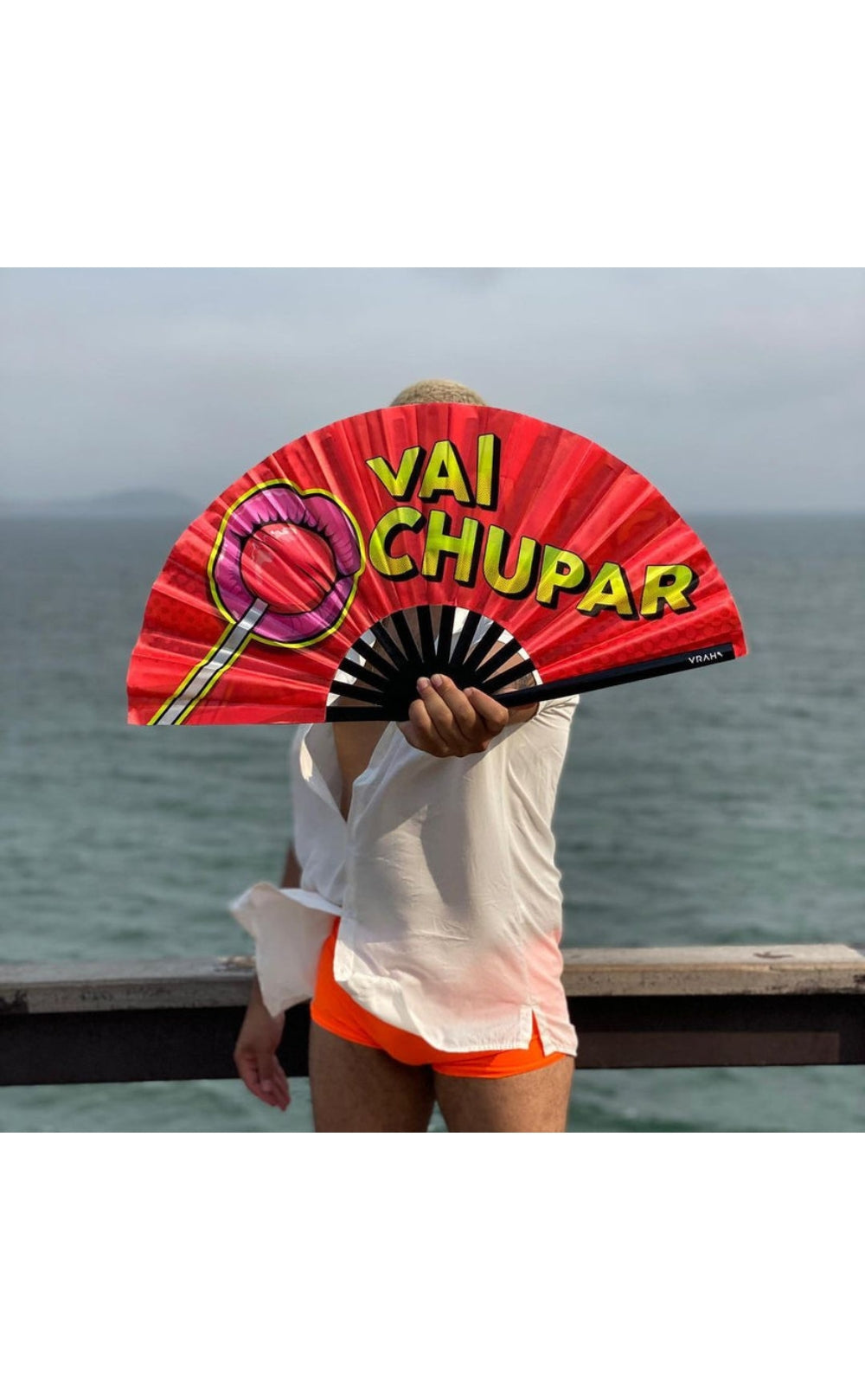 Cliente usa seu leque "VAI CHUPAR"