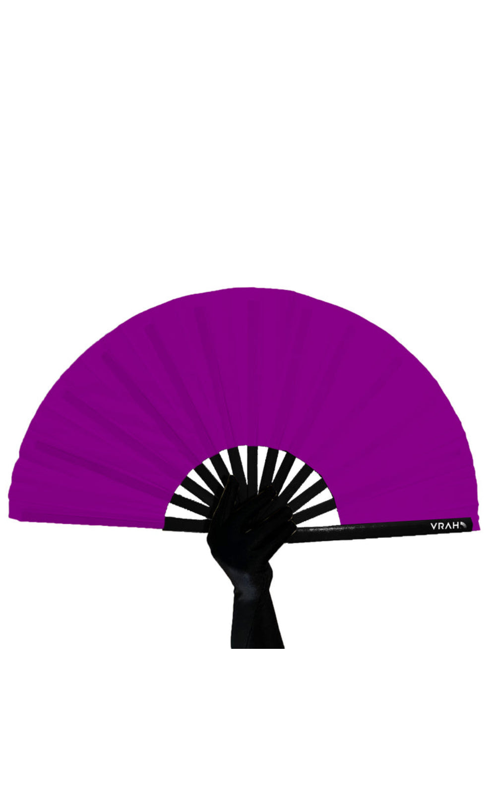 Uma mão segurando um leque roxo aberto com hastes pretas e cabo preto. A palavra "VRAH" está impressa em branco no cabo do leque. Este leque de bambu personalizado combina elementos tradicionais e modernos.